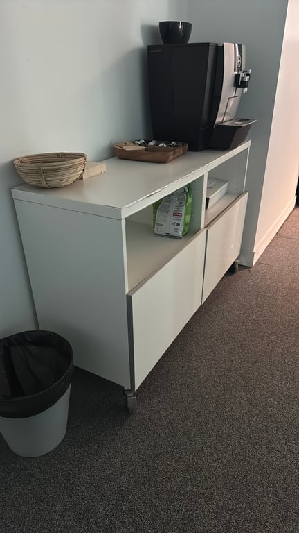 Armoire basse en bois blanc - ambiance