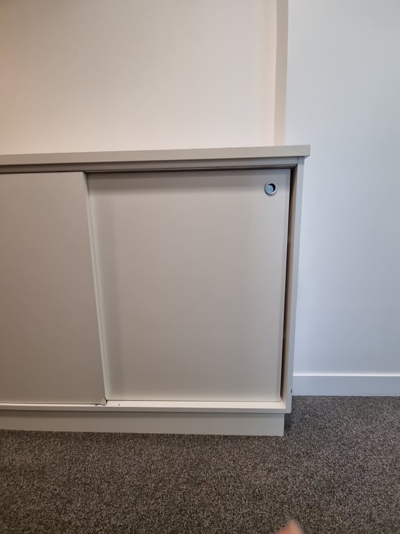 Armoire basse en bois massif avec portes coulissantes - portes