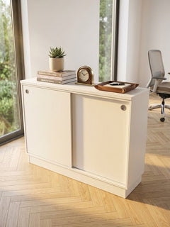 Armoire basse en bois massif avec portes coulissantes