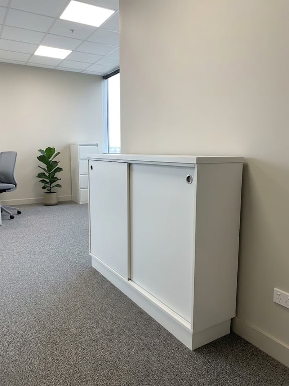 Armoire basse en bois massif avec portes coulissantes