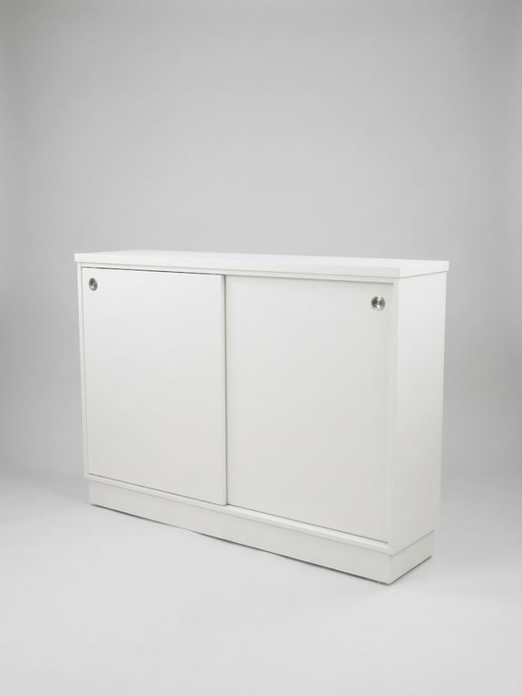 Armoire basse en bois massif avec portes coulissantes