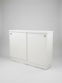Armoire basse en bois massif avec portes coulissantes