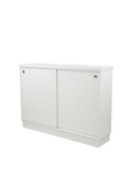 Armoire basse en bois massif avec portes coulissantes