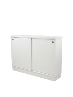 Armoire basse en bois massif avec portes coulissantes