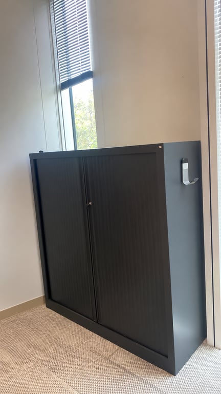 Armoire basse en métal noire