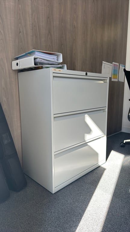 Armoire basse métal blanche - 3-4