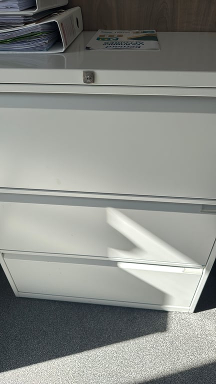 Armoire basse métal blanche - portes