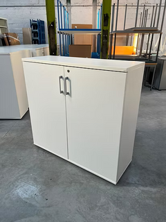 Armoire basse portes battantes