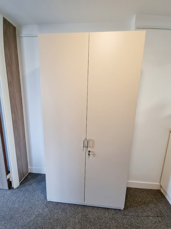 Armoire haute avec portes battantes