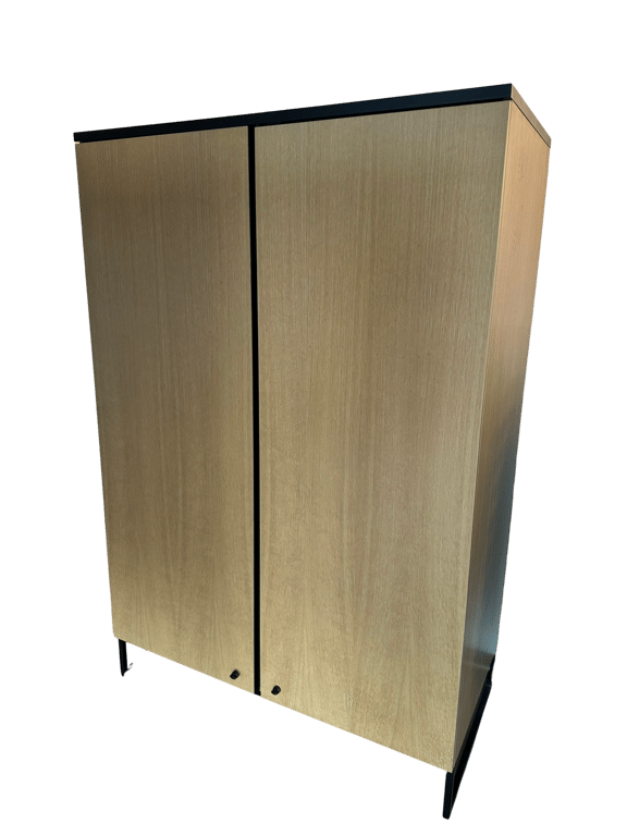 Armoire haute en bois avec portes battantes