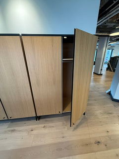 Armoire haute en bois avec portes battantes