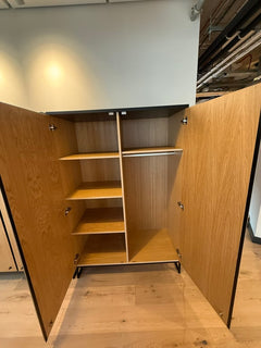 Armoire haute en bois avec portes battantes