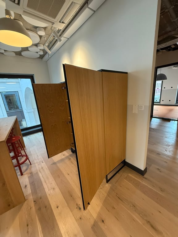 Armoire haute en bois avec portes battantes