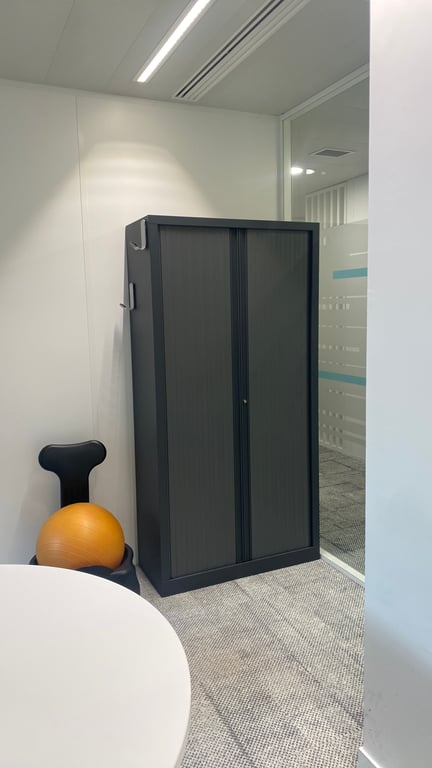 Armoire haute en métal noire - ambiance