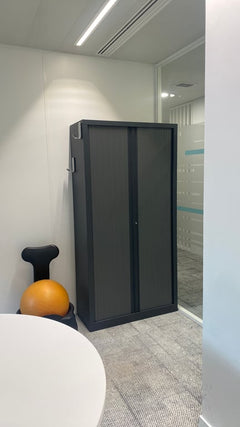 Armoire haute en métal noire - ambiance