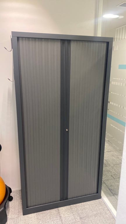 Armoire haute en métal noire - portes