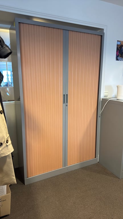 Armoire haute métal portes coulissantes acajou - ambiance