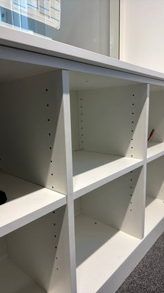 Bibliothèque en bois blanc - portes