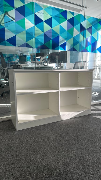 Bibliothèque en bois blanc - face