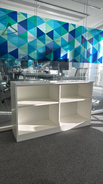 Bibliothèque en bois blanc - ambiance