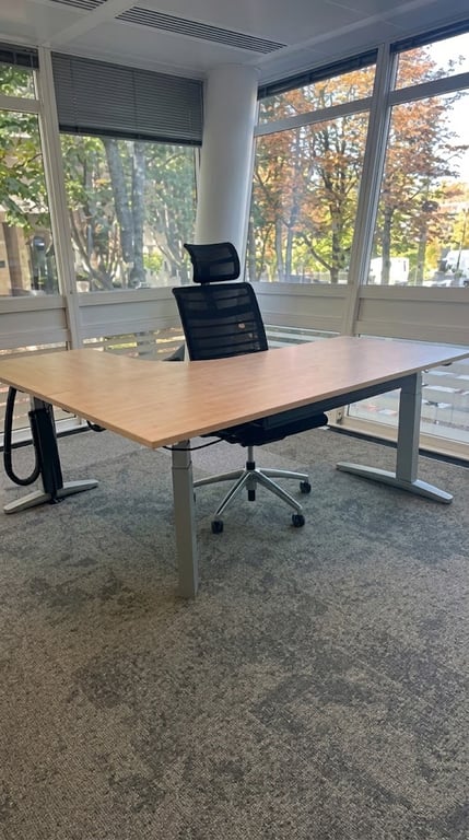 Bureau d'angle Steelcase à réglage électrique en hauteur - retour droit