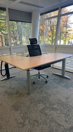 Bureau d'angle Steelcase à réglage électrique en hauteur - retour droit