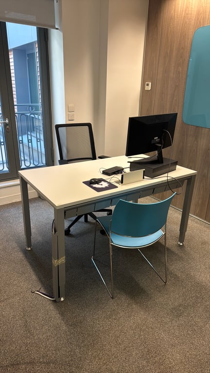 Bureau droit 140 x 80 blanc mélaminé - Réglable en hauteur - ambiance