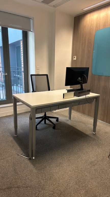 Bureau droit 140 x 80 blanc mélaminé - Réglable en hauteur