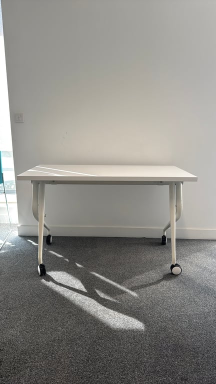 Bureau droit blanc 120x60 avec roulettes - face
