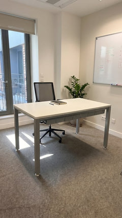 Bureau droit en bois mélaminé blanc