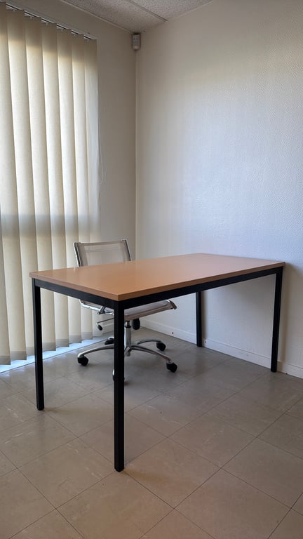 Bureau droit mélaminé chêne 140x70 - ambiance