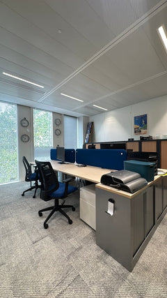 Bureau multiposte 4 personnes beige avec cloisonnettes - ambiance