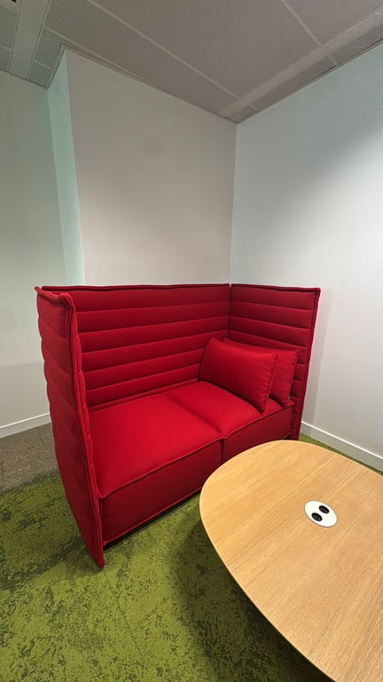 Canapé acoustique 2 places Vitra tissu rouge - ambiance