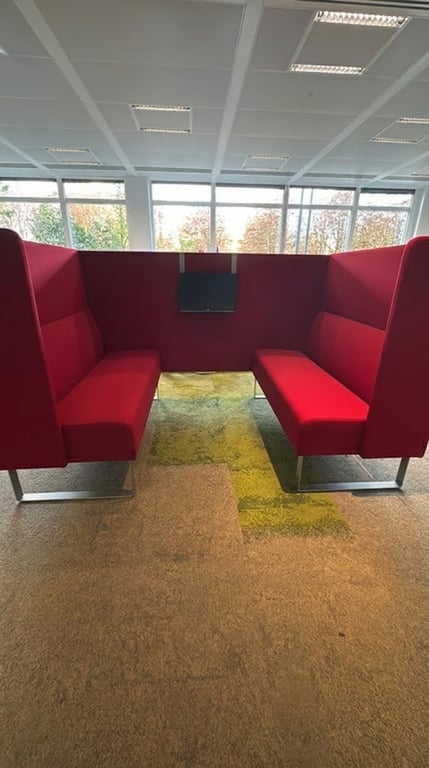 Canapé acoustique Materia Monolite alcôve rouge