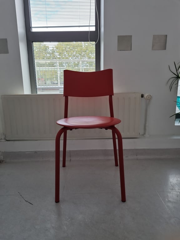 Chaise cafétéria TIPTOE empilable - face