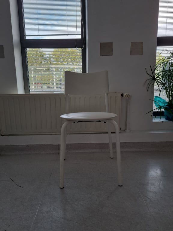 Chaise de cafétéria blanche Tiptoe - empilable - face
