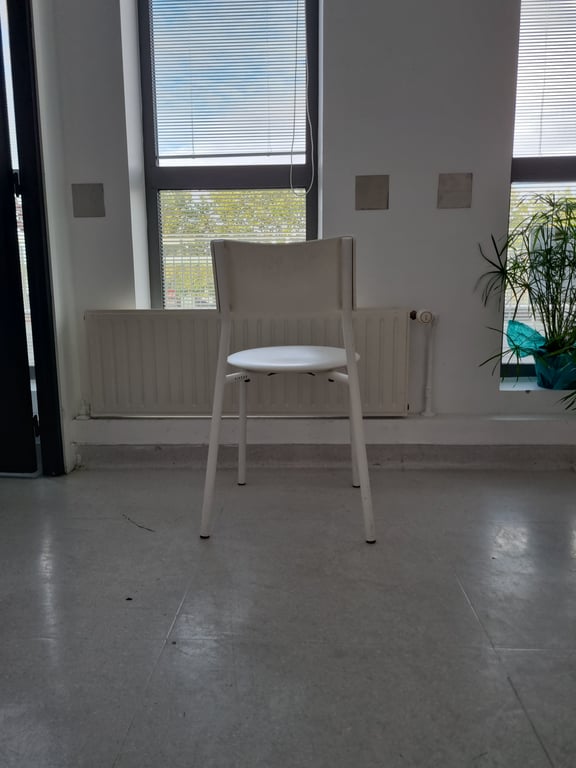 Chaise de cafétéria blanche Tiptoe - empilable - ambiance