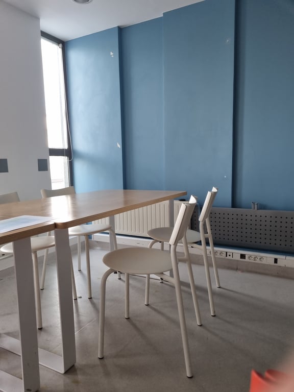 Chaise de cafétéria blanche Tiptoe - empilable