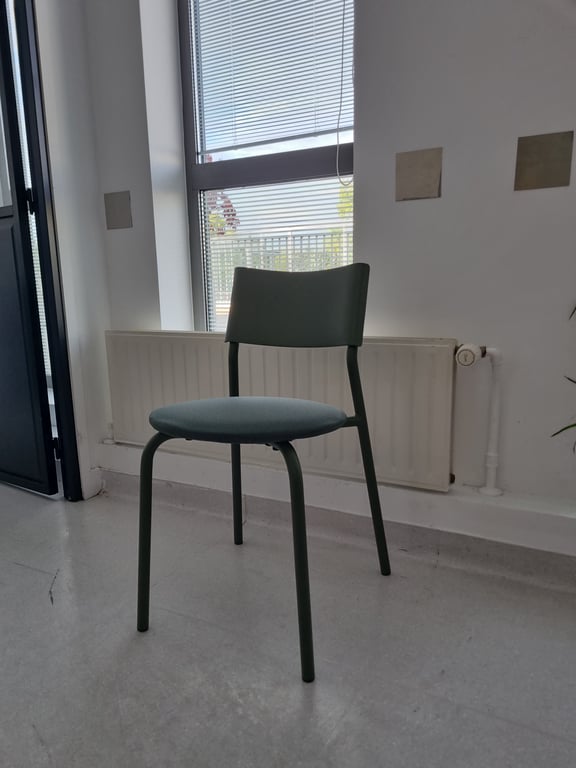 Chaise de cafétéria empilable - 3-4