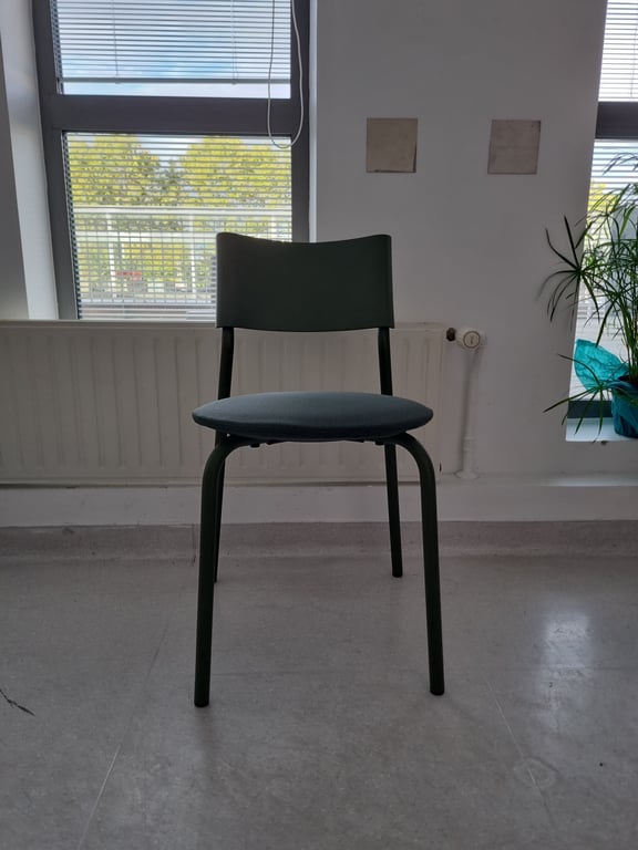 Chaise de cafétéria empilable - face
