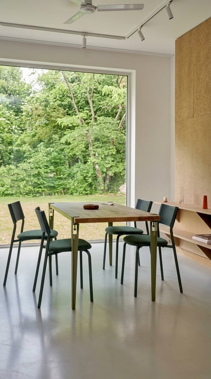 Chaise de cafétéria empilable