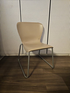 Chaise de cafétéria empilable plastique Rouge Clair - 3-4
