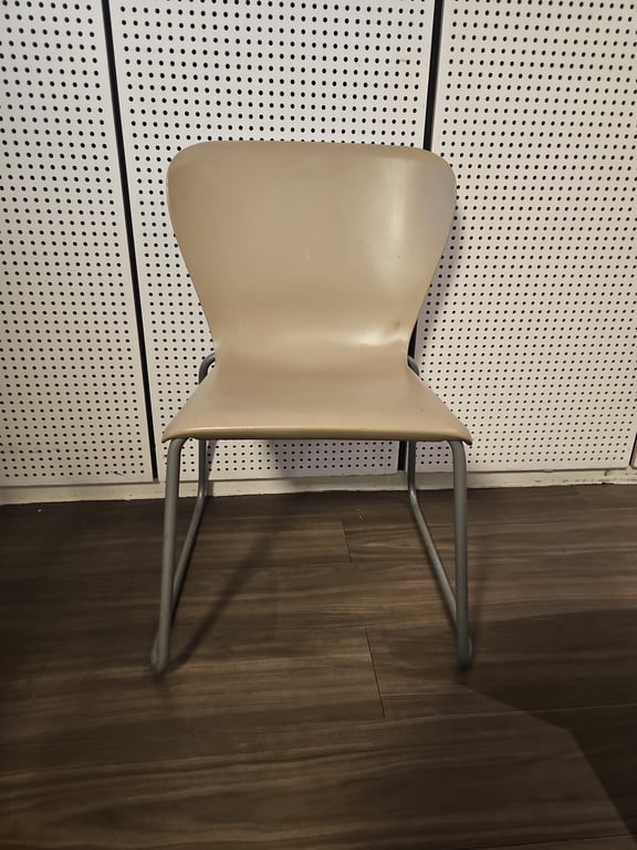Chaise de cafétéria empilable plastique Rouge Clair - face