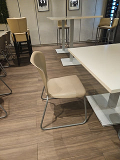 Chaise de cafétéria empilable plastique Rouge Clair - ambiance