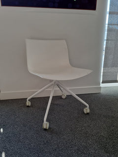 Chaise de réunion Arper Catifa 53 blanche - 3-4