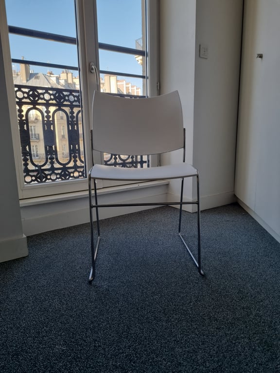 Chaise de réunion Casala Curvy blanche - face