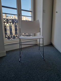 Chaise de réunion Casala Curvy blanche - face