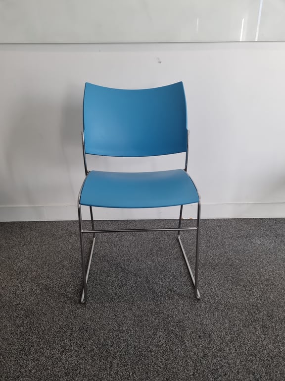 Chaise de réunion Casala Curvy bleue - face