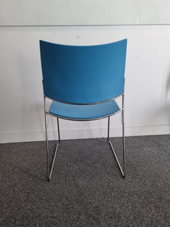 Chaise de réunion Casala Curvy bleue - ambiance