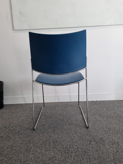 Chaise de réunion Casala Curvy bleue marine - ambiance